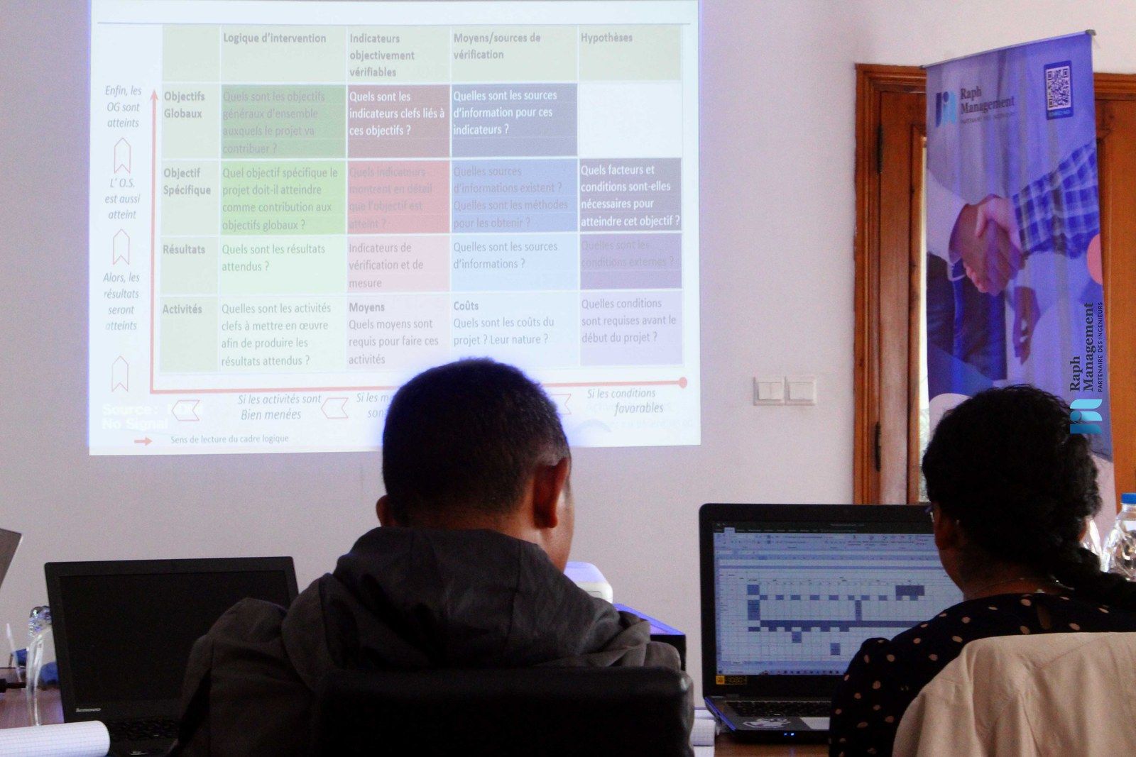 Session de formation en salle avec projection