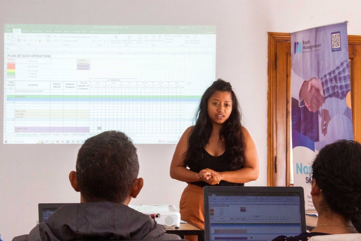 Formatrice animant une session devant des participants