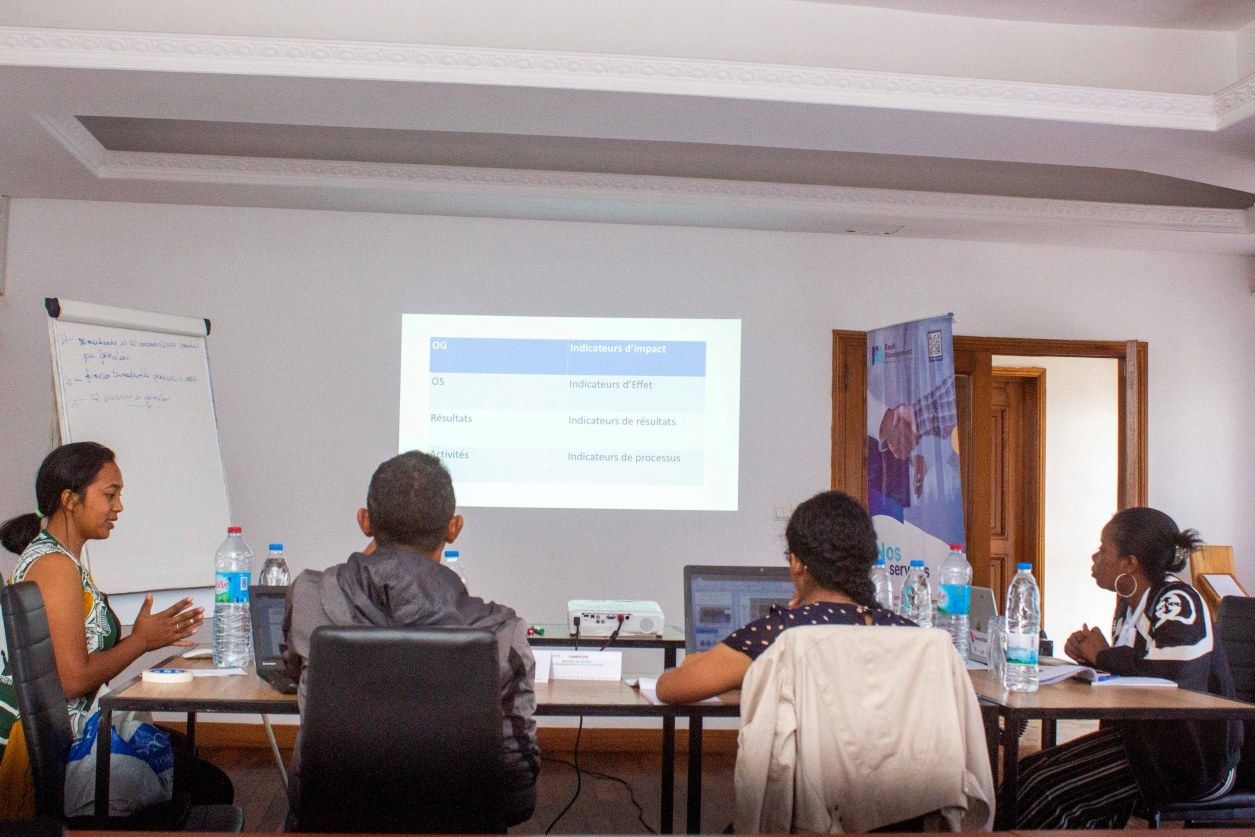 Participants en atelier autour d'une table