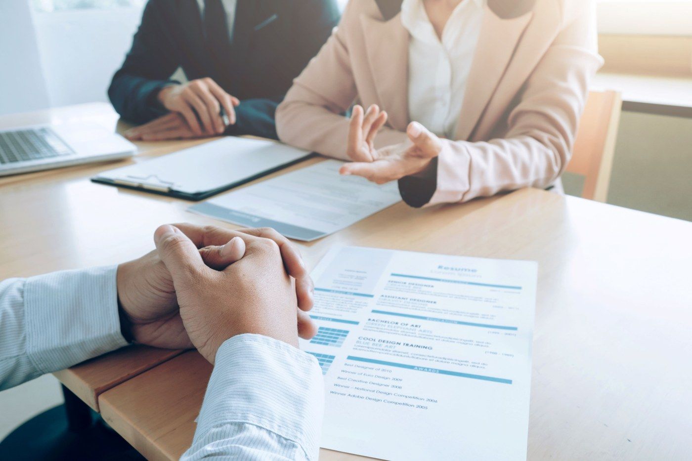 Entretien de recrutement autour d'un CV